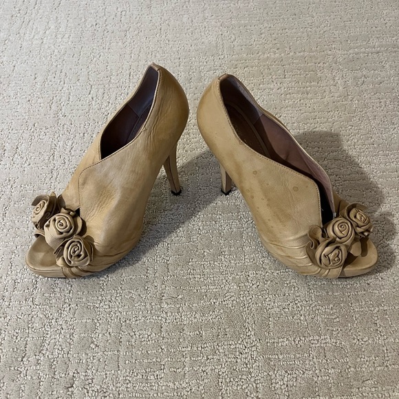 Vince Camuto Women's Tan Peep-Toe Heels size 39 - Picture 8 of 8